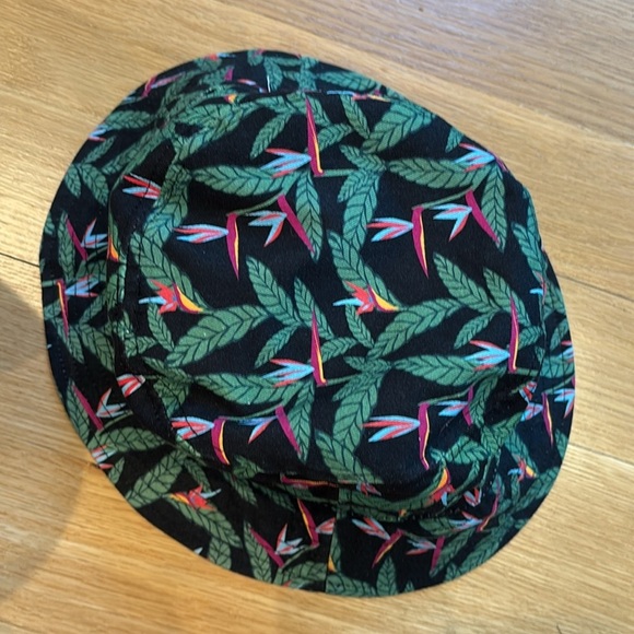 Urban Outfitters Bucket Hat Tropical Bird of Paradise OS - Picture 4 of 5